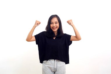 Asyalı kadın başarılı bir ifadeyle ayakta duruyor. beyaz üzerine izole