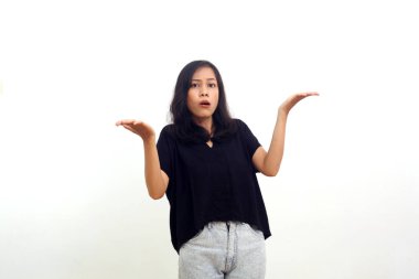 Avuç içleri açık Asyalı bir kadın. beyaz üzerine izole