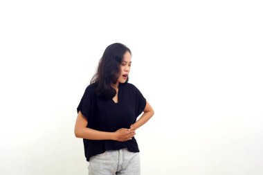 Karın ağrısı çeken Asyalı bir kadın. beyaz üzerine izole