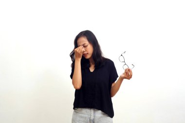 Yorgun Asyalı kadın baş ağrısından muzdarip. beyaz üzerine izole