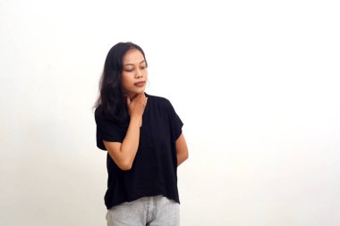 Genç Asyalı kadın boğaz ağrısı. beyaz üzerine izole