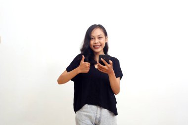 Asyalı genç bir kadın parmaklarını gösterip cep telefonu tutuyor. Beyazda izole edilmiş