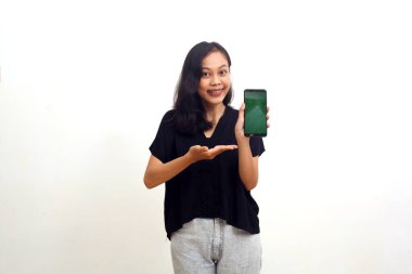 Asyalı mutlu bir kadın boş bir ekran sunuyor. Beyaz arkaplanda izole