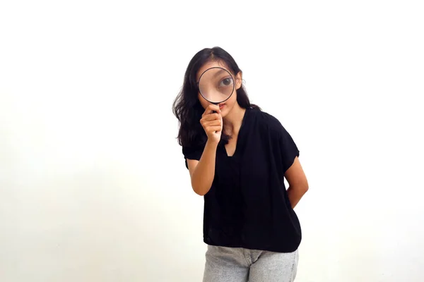 Azjatycka Młoda Kobieta Stojąca Patrząc Przez Szkło Powiększające Odizolowane Biało — Zdjęcie stockowe