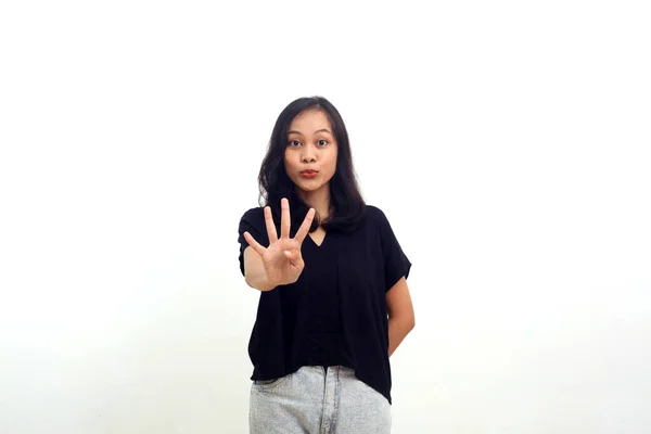Asiatische Frau Hebt Die Hand Und Zeigt Vier Finger Isoliert — Stockfoto