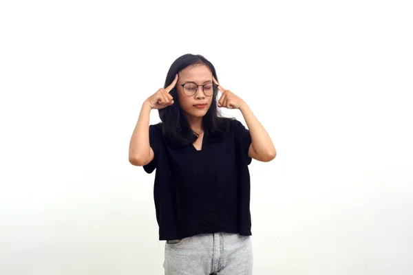 Asiatin Mit Kopfschmerzen Und Müder Geste Isoliert Auf Weiß — Stockfoto