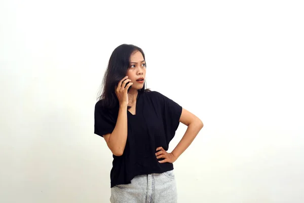 Beautiful Asian Woman Standing While Talking Her Phone Angry Expression — Fotografia de Stock