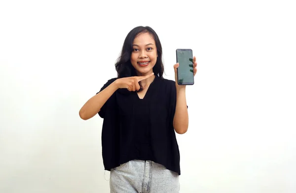 Asyalı Genç Bir Kadın Cep Telefonunun Boş Ekranını Işaret Ediyor — Stok fotoğraf