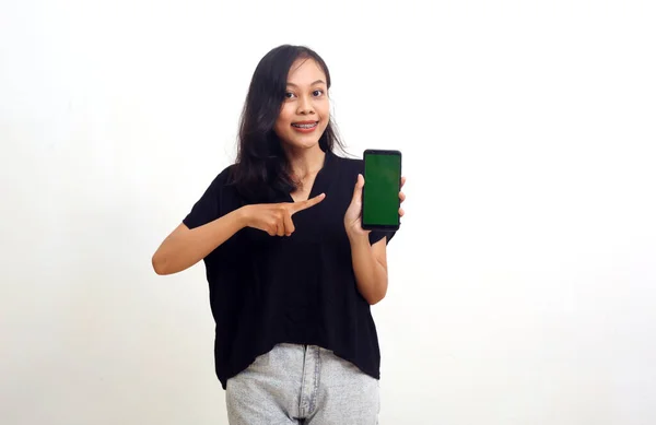 Asiatische Junge Frau Zeigt Auf Einen Leeren Bildschirm Ihres Handys — Stockfoto