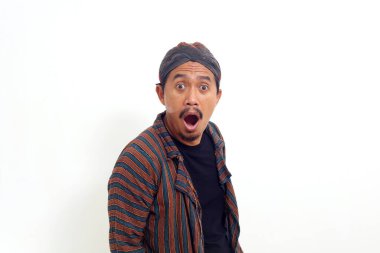 Kameraya bakarken şaşırmış Asyalı adam. Beyaz arkaplanda izole