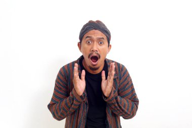 Kameraya bakarken şaşırmış Asyalı adam. Beyaz arkaplanda izole