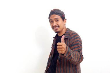 Heyecan verici Asyalı adam ayakta ve baş parmağını kaldırıyor. Beyaz arkaplanda izole