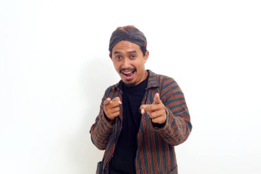 Asyalı adam kamerayı doğrulturken ayakta duruyor. Beyaz arkaplanda izole