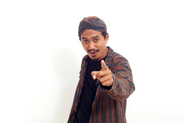 Asyalı adam kamerayı doğrulturken ayakta duruyor. Beyaz arkaplanda izole