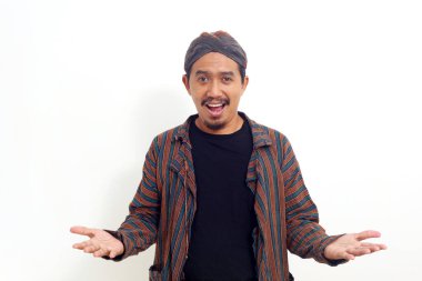 Eli açık duran mutlu Asyalı adam. Hoş geldin ya da sunum jesti. Beyazda izole edilmiş