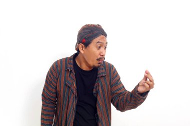 Elinde bir şey tutarken Asyalı 'nın ayakta durmasına şaşırdım. Beyaz arkaplanda izole