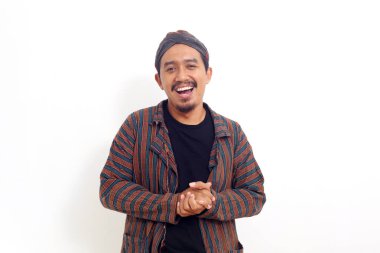 Mutlu Asyalı adam gülerken ayakta duruyor. Beyaz arkaplanda izole