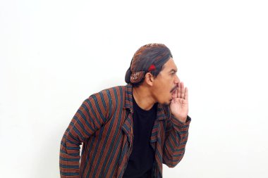 Asyalı adam yanlamasına bağırarak duruyor. Beyaz arkaplanda izole