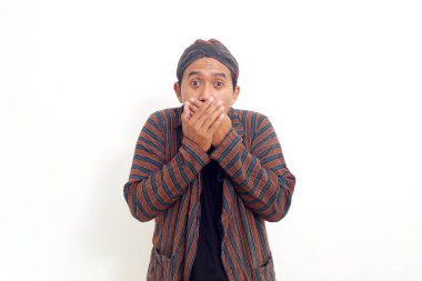 Ağzını kapatırken Asyalı bir adamın ayakta durmasına şaşırdım. Beyaz arkaplanda izole