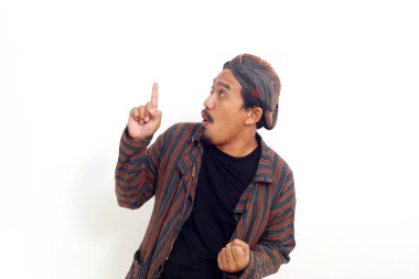 Heyecanlı Asyalı adam bir şey doğrulturken ayakta duruyor. Beyaz arkaplanda izole