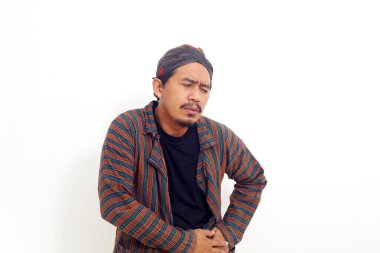 Asyalı adam sol mide ağrısından muzdarip. Beyaz arkaplanda izole