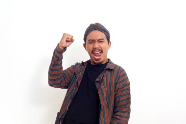 Elini sıkarken ayakta duran başarılı Asyalı adam. Beyaz arkaplanda izole