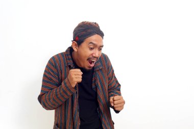 Dans ederken ayakta duran neşeli Asyalı adam. Beyaz arkaplanda izole