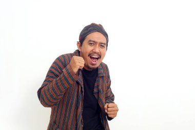 Dans ederken ayakta duran neşeli Asyalı adam. Beyaz arkaplanda izole