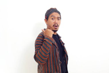 Asyalı adam ayakta duruyor ve yandan bir şey sunuyor. Beyaz arkaplanda izole