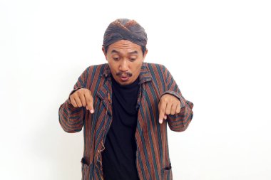Asyalı adam ayakta ve aşağıda bir şey sunuyor. Beyaz arkaplanda izole