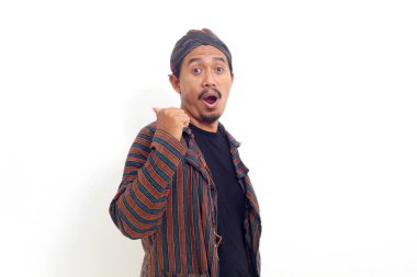 Asyalı adam ayakta duruyor ve yandan bir şey sunuyor. Beyaz arkaplanda izole