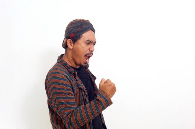 Elini sıkarken ayakta duran başarılı Asyalı adam. Beyaz arkaplanda izole