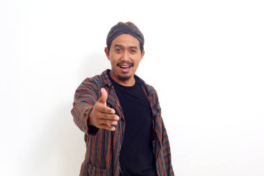 Eli ile yardım teklif ederken ayakta duran mutlu Asyalı adam. Beyaz arkaplanda izole