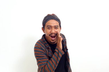 Mutlu Asyalı adam, beyaz arka planda ağzı kapalı bir şekilde bilgi veriyor.