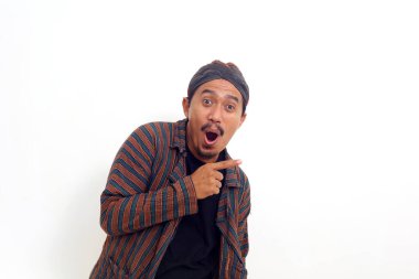 Heyecanlı Asyalı adam arka planı işaret ediyor, metin için şablon, dikkat