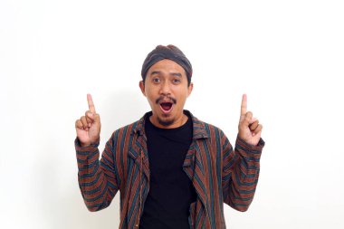 Asyalı bir adam bir şey tutarken ayakta duruyor. Beyaz arkaplanda izole