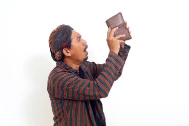 Cebini açarken ağlayan mutsuz Asyalı adam. Beyaz arkaplanda izole