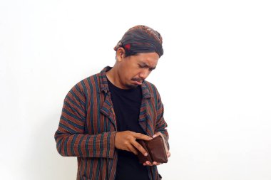 Cebini açarken ağlayan mutsuz Asyalı adam. Beyaz arkaplanda izole