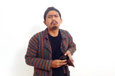 Cebini açarken ağlayan mutsuz Asyalı adam. Beyaz arkaplanda izole