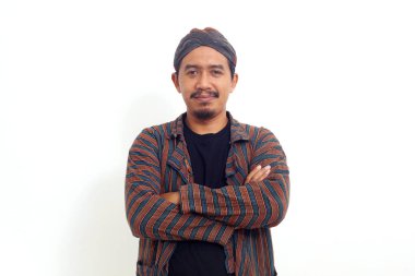 Elini katlarken gülümseyen Asyalı adam. Beyaz arkaplanda izole