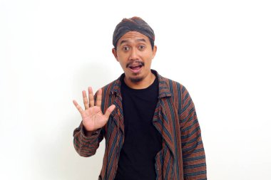 Heyecan verici Asyalı adam ayakta ve beş parmağını gösteriyor. Beyaz arkaplanda izole