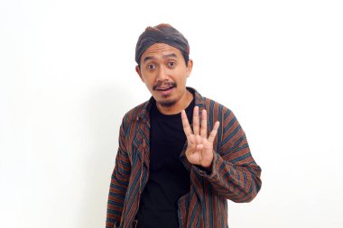 Heyecan verici Asyalı adam ayakta ve dört parmağını gösteriyor. Beyaz arkaplanda izole