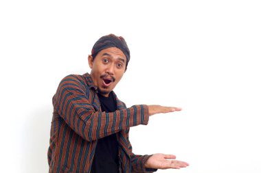 Heyecan verici Asyalı adam ayakta duruyor ve bir şeyler sunuyor. Beyaz arkaplanda izole