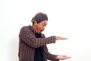 Heyecan verici Asyalı adam ayakta duruyor ve bir şeyler sunuyor. Beyaz arkaplanda izole