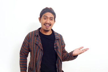 Yanlamasına sunum yaparken heyecanlı Asyalı adam ayakta duruyor. Beyaz arkaplanda izole