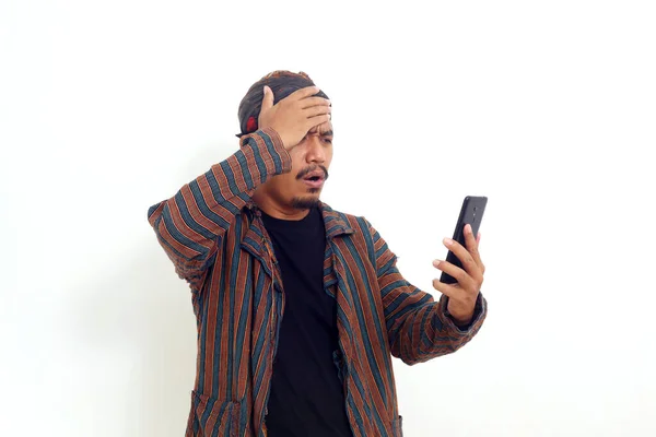 Sad Asian Man Standing While Reading Bad News His Cell — Stock Photo, Image