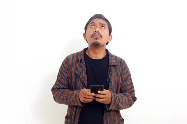 Hoopvolle Aziatische Man Die Met Een Mobieltje Omhoog Kijkt Geïsoleerd — Stockfoto