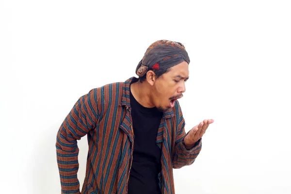 Hombre Asiático Pie Mientras Comprueba Propio Olor Boca Aislado Sobre — Foto de Stock