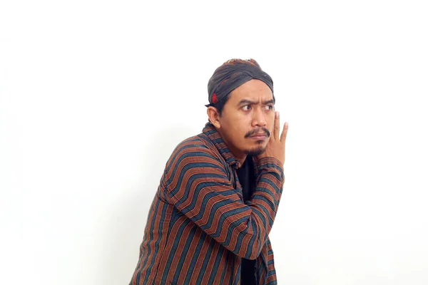 Curioso Asiático Homem Enquanto Olhando Para Lados Tentando Ouvir Algo — Fotografia de Stock