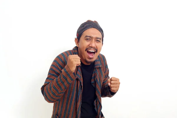 Glada Asiatiska Man Stående Medan Dansar Isolerad Vit Bakgrund — Stockfoto